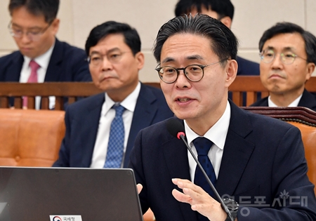 국회 기획재정위원회에는 7월 16일 국회에서 강민수 국세청장 후보자에 대한 청문회를 개최했다. 청문회에 참석한 후보자가 청문위원의 질의에 답변하고 있다.Ⓒ영등포시대
