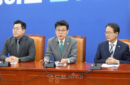 ▲진성준 정책위의장(가운데)이 “서이초등학교 사건 이후에 교육기본법, 교원지위법, 아동학대처벌법 등 교권 5법이 개정되었지만, 대다수 현장의 교사들은 변화를 체감하지 못하고 있다”라고 아쉬움을 나타내고 있다. Ⓒ영등포시대