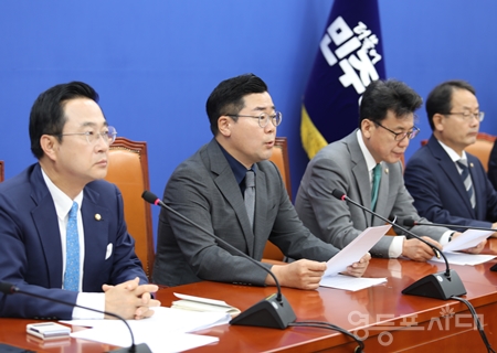 ▲박찬대 원내대표(가운데)가 7월 18일 국회에서 열린 정책조정회의 모두 발언에서 “국민의힘 전당대회 당대표 후보들 간의 상대방에 대한 비난이 삼류 막장 드라마를 보는 것 같다”라고 비판하고 있다.Ⓒ영등포시대