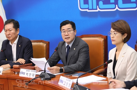 ▲박찬대 원내대표(가운데)가 7월 29일 국회에서 열린 최고위원회 모두 발언에서 윤석열 대통령을 향해 “이진숙 방통위원장 후보 지명 철회, 방송4법 수용하라”라고 촉구하고 있다. Ⓒ영등포시대 