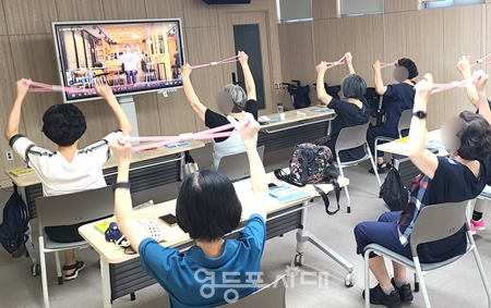 ▲가가호호 기억친구에 참여하고 있는 어르신들이 치매 예방을 위한 체조를 배우고 있다./이미지=영등포구 제공