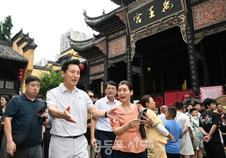 ▲오세훈 시장은 29일(월) 오전(현지시간) 주변 고층 현대빌딩과 신구 조화를 보여주는 명청시대 건축양식의 중국 충칭시 호광회관을 둘러보고 있다./이미지=서울시 제공 