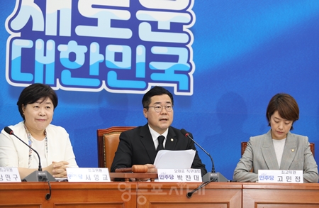 ▲박찬대 원내대표(가운데)가 7월 31일 국회에서 열린 최고 위원회 모두 발언에서 “이진숙 씨는 공직을 수행할 자질과 능력, 도덕성을 전혀 갖추지 못한 빵점 인사다”라며 윤석열 대통령의 임명 철회를 촉구하고 있다. Ⓒ영등포시대