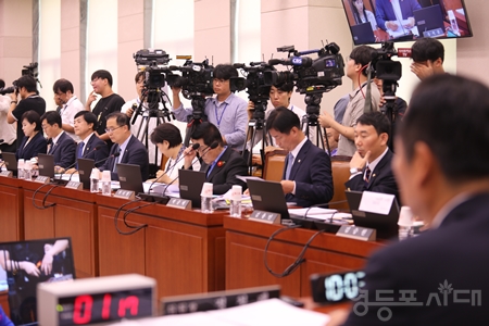 ▲7월 31일 국회에서 열린 국회 법사위원회에 참석한 민주당 의원들이 나란히 앉아 있다.Ⓒ영등포시대