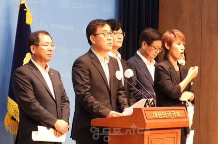 ▲국민의힘 과방위원 일동이 7월 31일 국회 소통관에서 기자회견을 열고 이진숙 방통위원장을 추켜세운 뒤 “민주당은 야당 추천 2인과 함께 여당 추천 1명의 방통위원을 국회에서 빨리 통과시켜 ‘5인 체제’를 복원하라”라고 촉구하고 있다. Ⓒ영등포시대