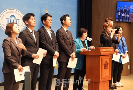 ▲야당 과방위원 일동이 7월 31일 국회 소통관에서 기자회견을 열고 “공공성과 공정성을 담보해야 할 방통위원장의 공직윤리와 도덕성을 한점 찾아볼 수 없는 이진숙 위원장은 엄중하게 조사에 임할 것을 촉구한다”라고 밝히고 있다. Ⓒ영등포시대