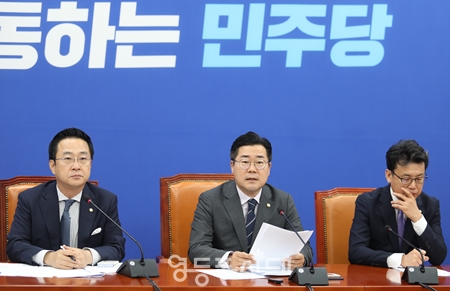 박찬대 원내대표(가운데)가 8월 1일 국회에서 열린 원내 대책회의 모두 발언에서 “틈만 나면 자유민주주의를 외치던 윤석열 대통령이 언론 탄압과 방송장악으로 자유민주주의를 말살하고 있다”라고 주장하고 있다. Ⓒ영등포시대