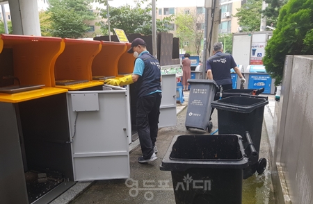 ▲ RFID 음식물 쓰레기 종량기를 관계자가 세척하고 있다./이미지=영등포구 제공