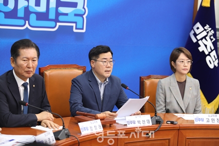 ▲박찬대 원내대표(가운데)가 2일 국회에서 열린 최고위원회 모두 발언에서 최근에 일어난 “대통령실 직원들은 성추행과 음주 운전, 임성근 명예 전역” 등을 열거하고 “이 정도면 국가 기강이 송두리째 붕괴했다고 보는 게 정상 아닙니까?”라고 따져 묻고 있다.Ⓒ영등포시대  