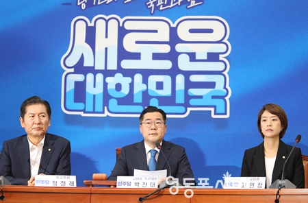 ▲박찬대 원내대표(가운데)가 8월 5일 국회에서 열린 최고 위원회 모두 발언에서 “이번만은 윤석열 대통령이 고집을 꺾고 민생 회복지원 특별법을 수용해 내수경기 진작과 민생 경제를 살리는 일에 동참하길 바란다”라고 촉구하고 있다. Ⓒ영등포시대