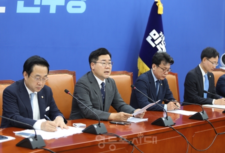 ▲박찬대 원내대표(가운데)가 8월 6일 국회에서 열린 원내대책회의 모두 발언에서 “전 국민 25만원씩 해도 전체 13조 원이면 된다”라며 “윤석열 정부가 초부자들 세금 깎아주는 것과 비교하면 새 발의 피다”라고 강조하고 있다. Ⓒ영등포시대