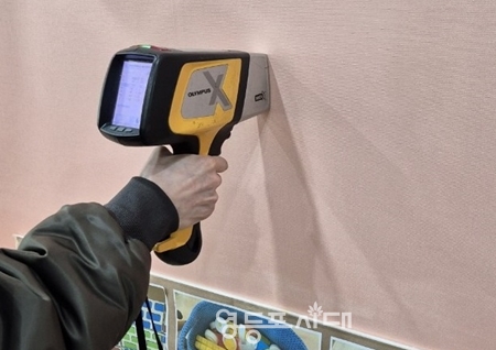 ▲어린이집 보육실 중금속 간이측정/이미지=영등포구 제공