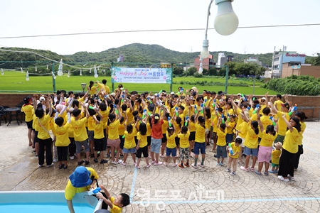 ▲‘제9회 Happy & Joy 여름 캠프’에 참여한 관계자들이 기념 사진을 찍고 있다./ 이미지=피해자통합지원사회적협동조합 제공 