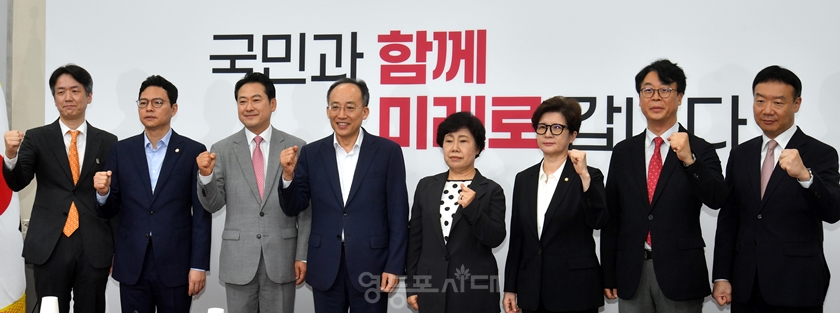 ▲추경호 국민의힘 원내대표 8월 7일 국회에서 사기탄핵 공작 진상규명 TF 위원들과 기념사진을 찍고 있다.Ⓒ영등포시대