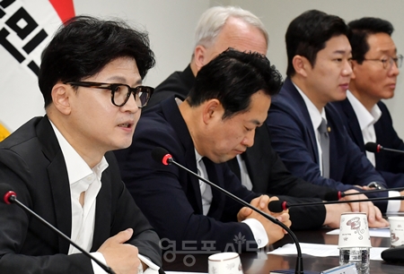 ▲한동훈 대표(왼쪽)가 8월 8일 여의도 당사에서 열린 최고위원회 모두 발언에서 민주당에 금투세 관련 토론회를 다시 제안하고 있다. Ⓒ영등포시대