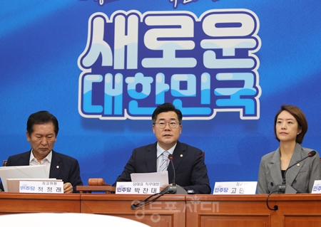 ▲박찬대 원내대표(가운데)가 12일 국회에서 열린 최고 위원회 모두발언에서 “김형석 신임 독립기념관장의 임명철회와 윤석열 대통령의 사과”를 촉구하고 있다.Ⓒ영등포시대 