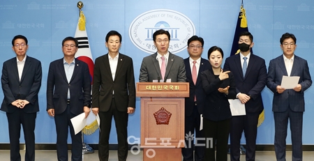 ▲국민의힘 국회 정무위원회 위원 일동이 8월 13일 국회 소통관에서 기자회견을 열고 “민주당이 공직자의 안타까운 죽음마저 정쟁으로 몰아가고 있다”라고 주장하고 있다. Ⓒ영등포시대