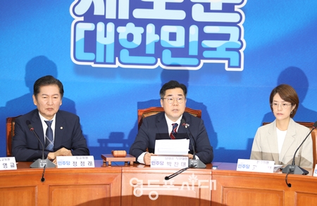 ▲박찬대 원내대표(가운데)가 8월 14일 국회에서 열린 최고 위원회 모두 발언에서 “내일은 제79주년 광복절이다”라면서 “(윤석열 정부)핵심 요직들에 친일 뉴라이트 세력을 우격다짐으로 밀어 넣고, 망국적 일본 퍼주기에 정권 전체가 혈안이 됐다”라고 비판하고 있다. Ⓒ영등포시대 