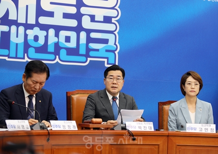 ▲박찬대 민주당 당대표 권한대행 겸 원내대표(가운데)가 16일 국회에서 열린 최고위원회 모두 발언에서 “윤석열 정부의 경제정책, 국가 안보, 대한민국의 정체성과 정통성을 파괴” 등을 일일이 열거하고 강하게 비판하고 있다. Ⓒ영등포시대 