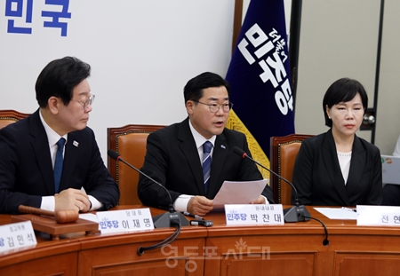 ▲박찬대 원내대표(가운데)가 “국회의 입법권을 무시하고, 야당을 적으로 규정하고, 이념을 내세워 국민을 편 가르는 용산의 나쁜 정치, 불통의 정치가 정치를 실종시키고 국민께 고통을 가중하고 있다”라고 비판하고 있다. Ⓒ영등포시대