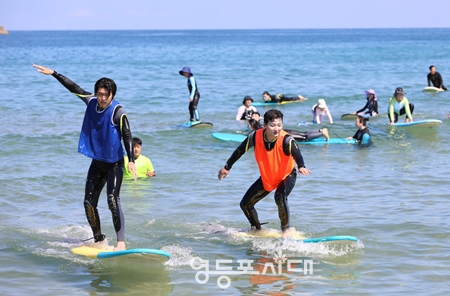 ▲8월 17일 강원도 양양 기사문 해변에서 열린 ‘제5회 영등포구연맹회장배 서핑대회’에 참가한 선수들이 기량을 겨루고 있다./이미지=영등포구서핑연맹 제공