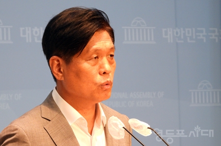▲조승래 대변인이 8월 20일 국회 소통관에서 갖은 브리핑에서 “친일 논란, 색깔론 공세로 지지층 결집할 생각 말고 대통령의 본분인 민생과 경제에 집중하길 바란다”라고 밝히고 있다.Ⓒ영등포시대