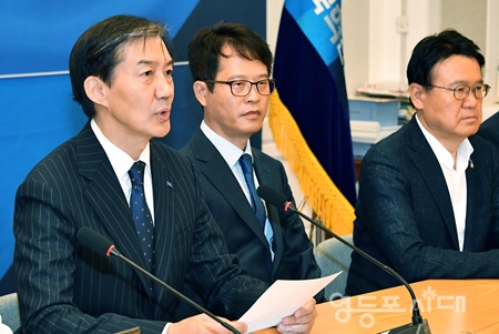 조국 조국혁신당 대표(왼쪽)가 8월 21일 국회에서 열린 최고 위원회 모두 발언에서 “윤석열 대통령은 국민을 통합을 위한 노력을 멈추면 안 된다”라고 밝히고 있다.