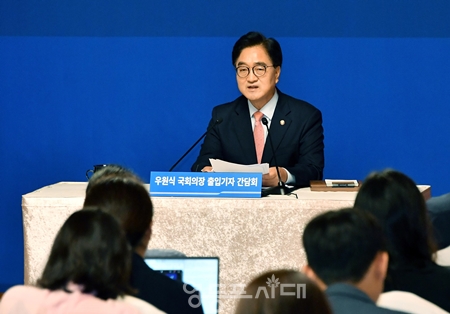 우원식 국회의장이 8월 21일 국회 사랑재에서 국회 출입 기자 간담회를 열고 “22대 국회는 민생의 위기, 신뢰의 위기, 입법권의 위기라는 중첩된 위기 속에서 출범했다”라고 강조하고 있다. Ⓒ영등포시대