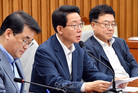 ▲김상훈 정책위의장(왼쪽에서두번째)이 8월 23일 국회에서 열린 원내 대책 회의 모두 발언에서 “일부 민주당 의원들에 의해 추진되고 있는 국정원의 조사권 박탈을 국민과 함께 강력히 저지 하겠다”라고 밝히고 있다. Ⓒ영등포시대