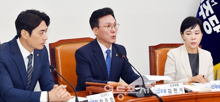 ▲김민석 최고위원(가운데)이 23일 국회에서 열린 최고위원회의 모두 발언에서 한동훈 대표가 제안한 당 대표회담 생중계에 대해 강하게 비판하고 있다.Ⓒ영등포시대