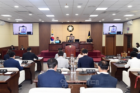 ▲정선희 8월 23일, 영등포구의회 제9대 후반기 첫 임시회 개회를 선언하고 있다.