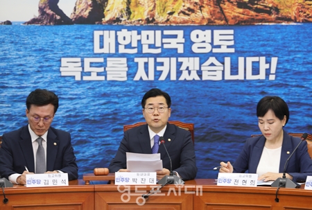 ▲박찬대 원내대표(가운데)가 8월 26일 국회에서 열린 최고위원회 모두 발언에서 “민주당은 진지하게 토론과 협상에 응할 준비가 되어 있다”라고 밝히고 있다. Ⓒ영등포시대