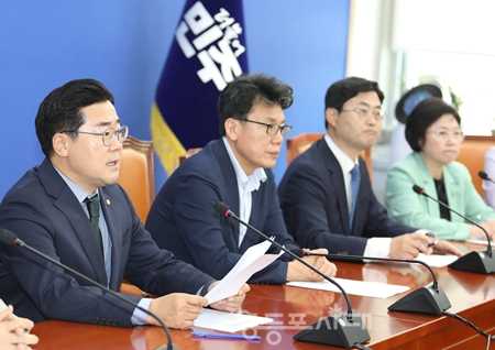 ▲박찬대 원내대표(왼쪽)가 8월 29일 국회에서 열린 정책조정회의 모두 발언에서 28일 본회의 문턱을 넘은 전세사기국제특별법과 구하라법, 간호사법 등의 핵심 내용을 설명하고 있다.Ⓒ영등포시대  