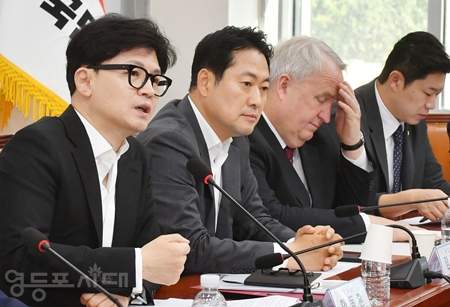 ▲한동훈 대표(왼쪽)가 8월 29일 국회에서 열린 최고위원회의 모두 발언에서 의료 개혁 방안에 대해 “일각에서 호도하듯이 마치 보여주기식으로 갑자기 공개한 것이 아니다”라고 밝히고 있다.Ⓒ영등포시대