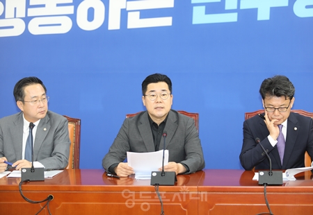 ▲박찬대 원내대표(가운데)가 3일 국회에서 열린 원내대책회의 모두 발언에서 “윤석열 정권의 총체적 무능과 실정을 파헤치고, 국민께 희망을 드리는 민생 대책과 개혁 입법을 제시하겠다”라고 이번 정기국회에 임하는 각오를 밝히고 있다. Ⓒ영등포시대 