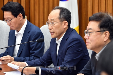 ▲추경호 원내대표(가운데)가 9월 6일 국회에서 원내대책회의 모두발언에서 “의료 개혁은 반드시 성공되어야 한다”라고 강조하고 있다. Ⓒ영등포시대