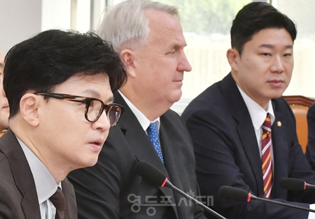 ▲한동훈 대표(왼쪽)가 9월 9일 국회에서 열린 최고위원회의 모두 발언에서 “여·야·의·정 협의체 구성은 국민 모두의 문제이고 모든 국민이 문제가 해결되기를 바라고 계신다”라고 밝히고 있다. Ⓒ영등포시대 