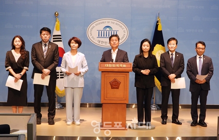 ▲민주당과 조국혁신당 소속 외교 안보통일 분야 대정부질문 질의 예정 의원 일동은 9월 10일 국회 소통관에서 기자회견을 열고 외교·국방부 장관의 불출석 통보에 대해 강하게 비판하고 있다. Ⓒ영등포시대
