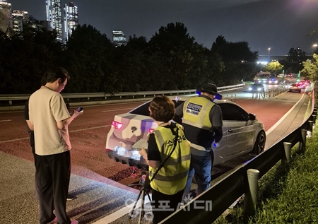 ▲ 관계자가 이륜차 배기소음을 측정하고 있다/이미지=영등포구 제공 