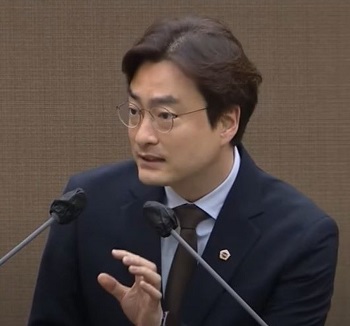 ▲박유진 서울시의원이 제326회 임시회 제5차 본회의 5분 자유발언을 통해 ‘여의도 선착장 조성 및 운영 사업’ 추진 과정의 문제점을 지적하고 이에 관한 철저한 조사를 촉구하고 있다.