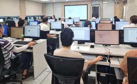 ▲정보화 교육을 받고 있는 어르신