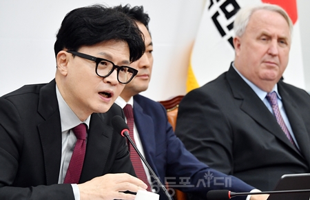 ▲한동훈 대표(왼쪽)가 9월 23일 국회에서 열린 최고위원회의 모두 발언에서 “민주당이 금투세 토론한다고 한다. 그런데 민주당 이강일 의원께서 ‘이번 토론은 역할극이다.’라고 실토했다”라며 강하게 비판하고 있다. Ⓒ영등포시대