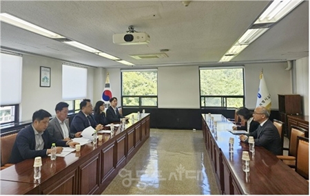 ▲서울시의회 국민의힘 원내대표단이 23일, 서울시교육청을 방문해 조희연 전 교육감 대법원 선고와 관련 정치 성명을 발표한 서울시 교육장 등에 대한 명확한 조사와 징계를 촉구하고 있다./이미지=서울시의회 제공 