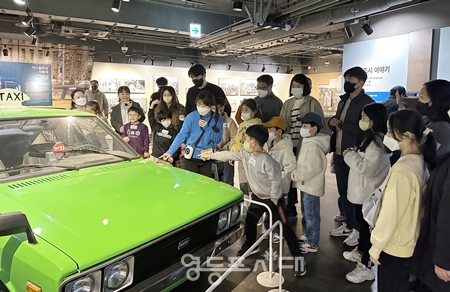 ▲서울생활사박물관 상설전시실 관람/이미지=서울생활사박물관 제공