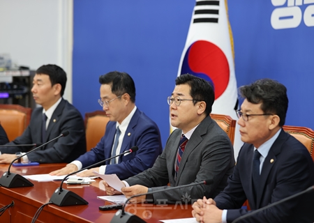 ▲박찬대 원내대표(오른쪽에서 두 번째)가 9월 26일 원내정책조정회의 모두 발언에서 “윤석열 대통령은 범죄 수사를 방해하기 위한 거부권 행사를 포기하고 국회 입법권과 민심을 존중하여 김건희 특검법을 즉각 수용해 결자해지하라”라고 압박하고 있다. Ⓒ영등포시대