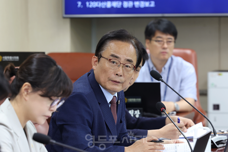 ▲김형재 의원이 제326회 서울시의회 임시회 문화체육관광위원회 업무보고에서 서울시 관광체육국장에게 질의를 하고 있다.