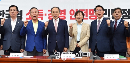 추경호 원내대표(왼쪽에서 세 번째)가 9월 27일 국회에서 한국형 소득·경영 안전망 민·당정 협의회에 앞서 관계자들과 기념촬영을 하고 있다. Ⓒ영등포시대 
