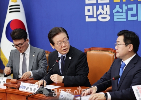 이재명 민주당 대표(가운데)가 9월 30일 국회에서 열린 최고위원회의 모두 발언에서 일본의 자민당 총재로 이시바 시게루 전 간사장이 선출된 것에 대해 “한일 관계가 전향적이고 또 미래지향적인 관계로 발전될 수 있도록 좋은 계기가 되길 기대한다”라고 밝혔다. Ⓒ영등포시대