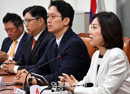 ▲허은아 대표(오른쪽)가 9월 30일 국회에서 열린 최고위원회 모두 발언에서 “의대 증원이 윤석열 정부 최대의 헛발질이라면, 금투세 도입은 이재명 민주당 최악의 헛발질로 기록될 것이다”라며 “금투세, 오늘이라도 폐기하자”라고 촉구하고 있다. Ⓒ영등포시대 