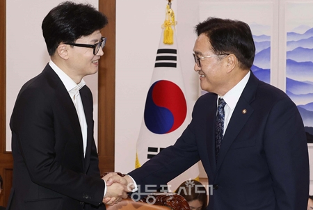 ▲한동훈 대표가 9월 30일 국회의장실을 찾아 우원식 국회의장과 인사를 나누고 있다.Ⓒ영등포시대 